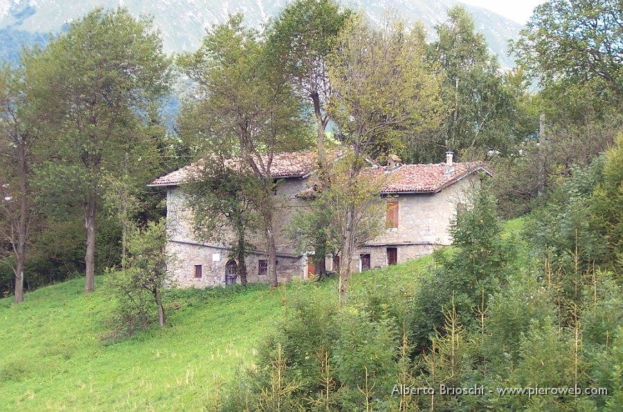 vandullo regazzoni.jpg - Vecchia cascina dove fu assassinato un partigiano al secolo Regazzoni; sembra che tale Regazzoni si sia accorto prima degli altri componenti il gruppo del doppio gioco del capo e sia stato ucciso con un colpo di pistola proprio sulla soglia del'l entrata . A rigore non è esattamente al Vandullo . E' isolata di circa 200 metri dal gruppetto di case Vandullo.